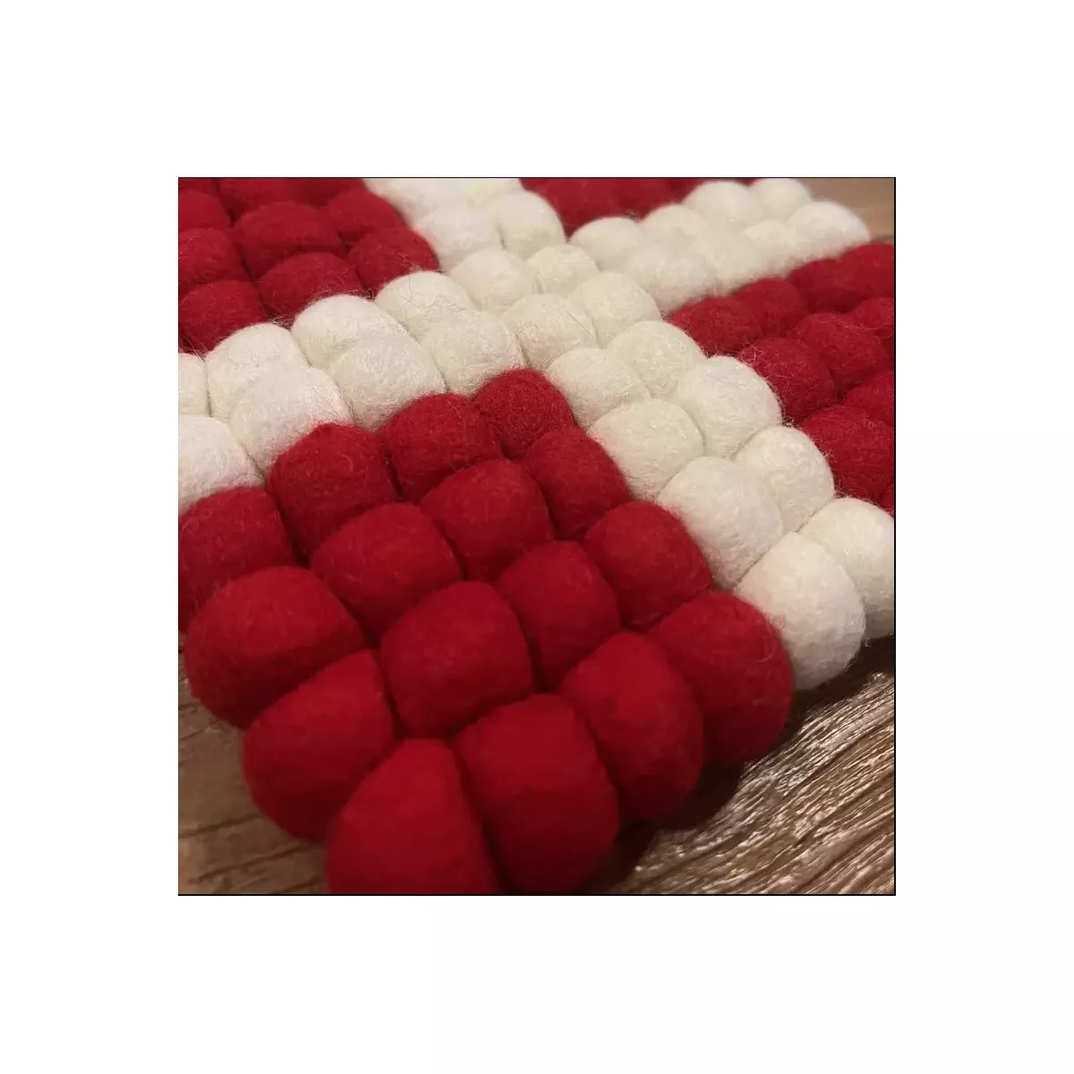 DESSOUS DE PLAT DRAPEAU SAVOYARD EN BOULES DE FEUTRINE