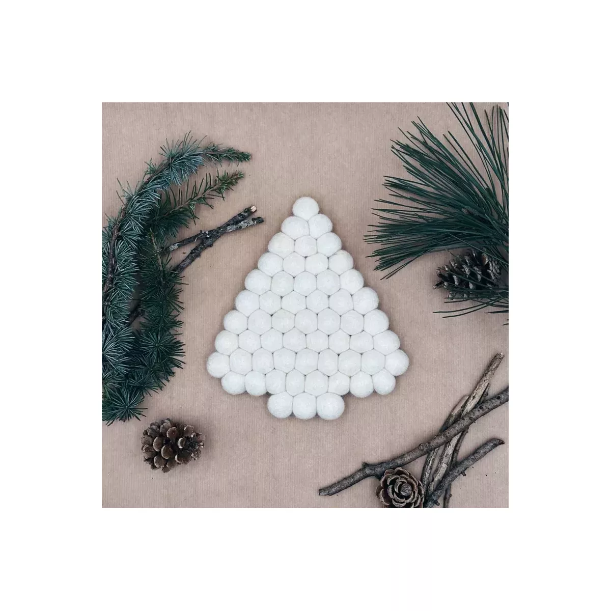 DESSOUS DE PLAT SAPIN BLANC EN BOULES DE FEUTRINE