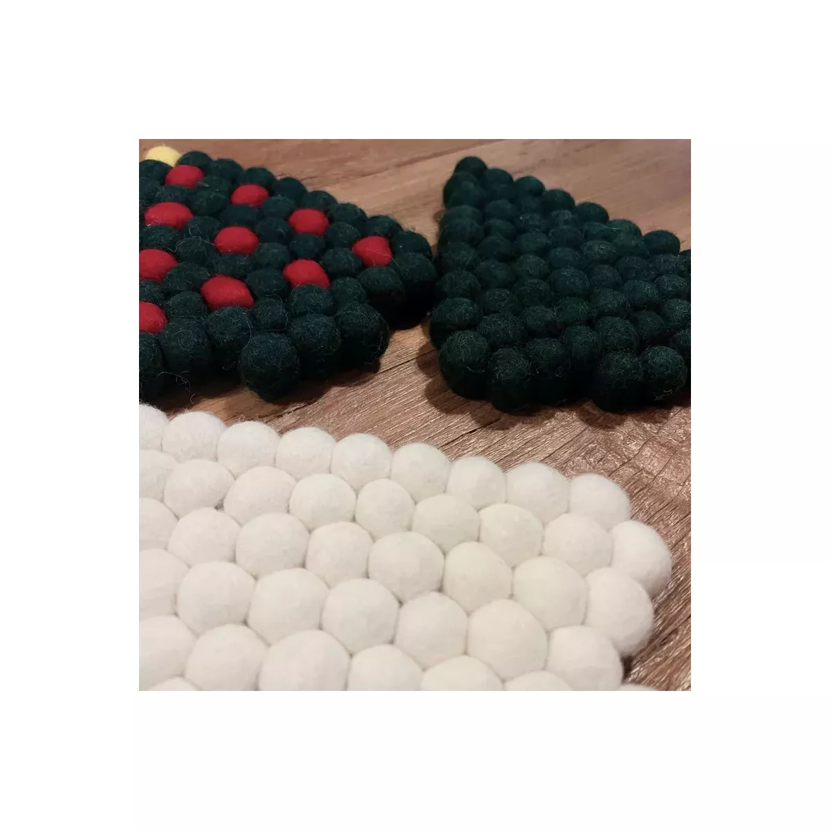 DESSOUS DE PLAT SAPIN BLANC EN BOULES DE FEUTRINE