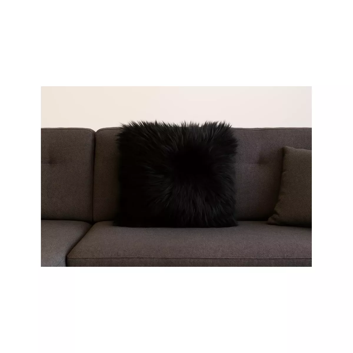 COUSSIN NOIR FAUSSE FOURRURE 35X35