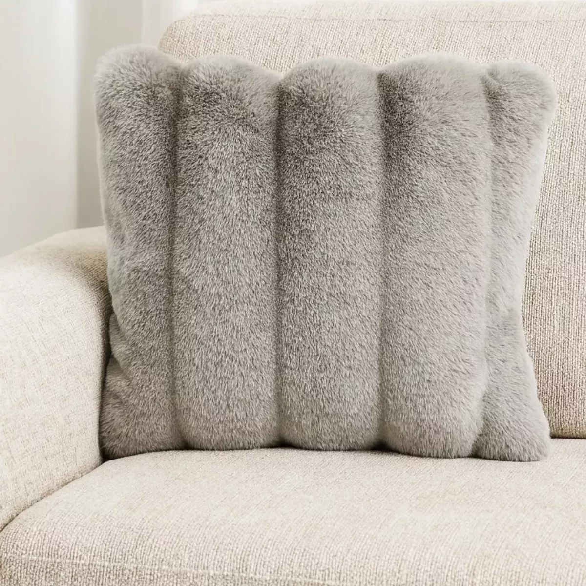 COUSSIN BEIGE FAUSSE FOURRURE